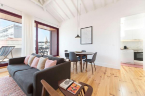 Гостиница LovelyStay - Top Floor Balcony Apartment  Atiães